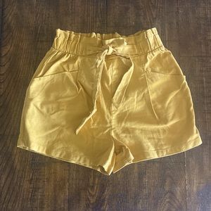 This is a gold paperbag short with a ribbon, it is high waisted and stretchy!